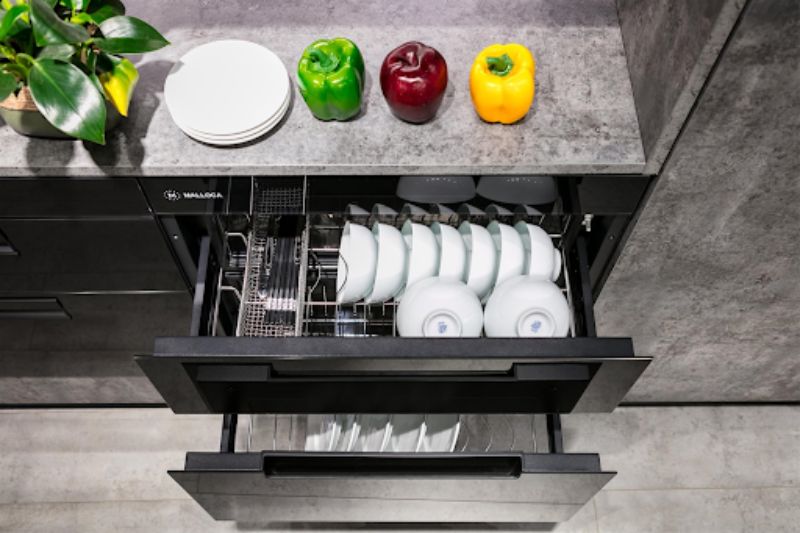 Chén bát đĩa trong máy rửa bát gọn gàng, sạch sẽ