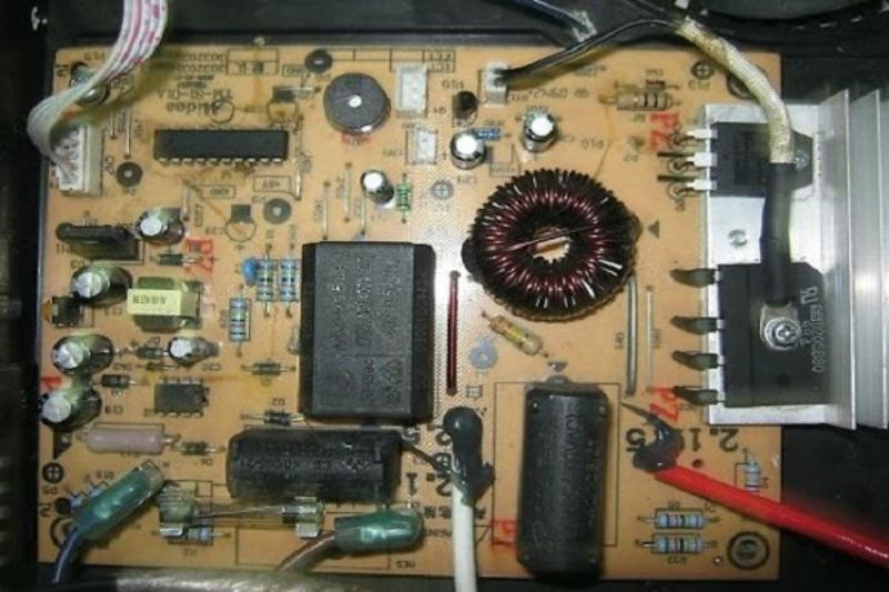 Kiểm tra cầu chì bếp từ 