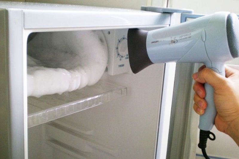 Sử dụng máy sấy tóc để làm tan nhanh tuyết tủ lạnh