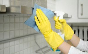 Hướng dẫn vệ sinh máy hút mùi bếp đúng cách và đơn giản nhất