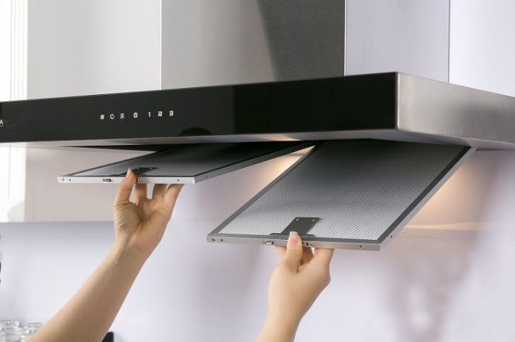 Tẩy dầu mỡ ở máy hút mùi cần chú ý những điều gì?