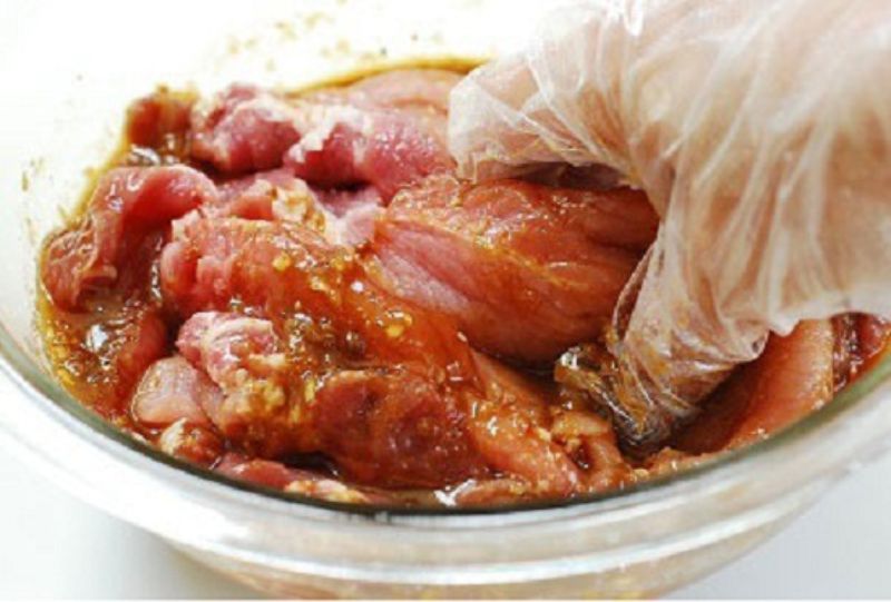 Ướp thịt cho ngấm gia vị 
